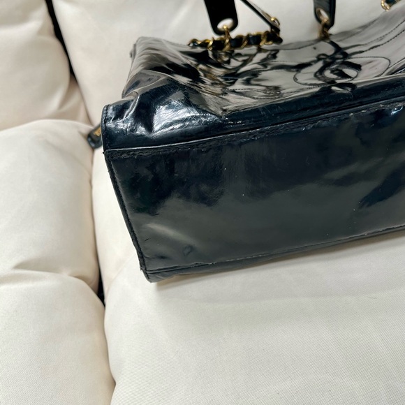 CHANEL 1995 24K Gold Hardware CC Logo Patent Leather Petit Shopping Tote Bag - Picture 9 of 15